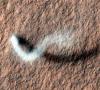 عکسی از یک گردباد در سطح سیاره مریخ.