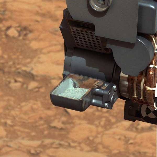 دو هفته پس از نخستین دریل کاری مریخ‌نورد کیوریاسیتی، مقداری پودر سنگ از دل یکی از صخره‌های مریخ بدست آمده و دانشمندان منتظر نتایج بررسی‌های شیمیایی آزمایشگاه کیوریاسیتی هستند