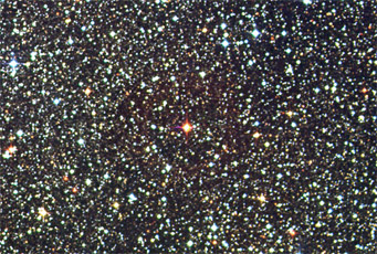 چرا برخی از ستاره‌های دوتایی به نظر می‌رسد که با فاصله‌ی بسیاری زیاد و غیرقابل باوری به‌دور هم می‌گردند؟


