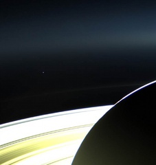 در پی ثبت تصویر دسته‌جمعی زمینیان توسط فضاپیمای کاسینی در مدار سیاره زحل در روز جمعه(28 تیر) اکنون اولین تصاویر به زمین ارسال شده است.
