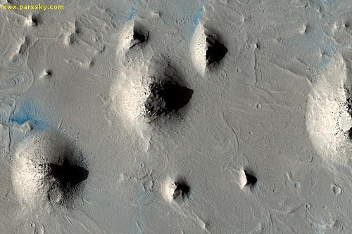 
در مارس 2007 ، مریخ نورد روح ، منطقه ای با خاک غنی از سیلیکات که به رنگ روشن نیز بود ، یافت.