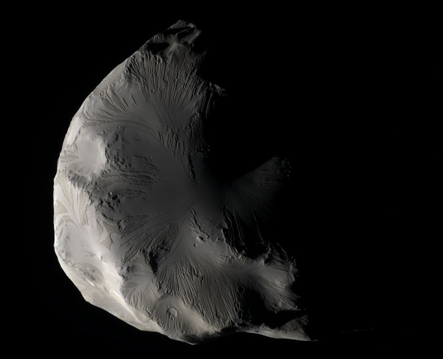 تصویر روز وب سایت ناسا مربوط به قمر زحل است که توسط فضاپیمای کاسینی درماه جاری گرفته شده است .