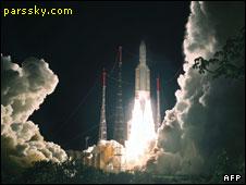 این موشک که حامل دو ماهواره ارتباطاتی به وزن هشت تن بود در ساعت ده و یک دقیقه روز جمعه ۳۱ اردیبهشت (۲۱ مه) از پایگاه هوایی کورو در گینه فرانسه به فضا پرتاب شد.