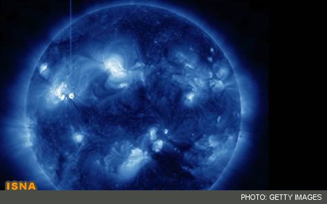 خورشید در آستانه اوج فعالیتهای خود در روز جمعه (22 دی) یک جرقه از خود تولید کرد که انفجاری از پلاسمای ابرداغ را در فضا رها کرد.
