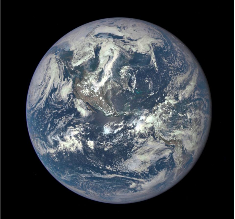 ناسا تصویری جدید و زیبا از زمین منتشر کرده که از فاصله یک میلیون مایلی آن ثبت شده و شباهت زیادی به تصویر تیله ی آبی رنگ دارد که توسط فضانوردان آپولو در سال ۱۹۷۲ از زمین گرفته اند.