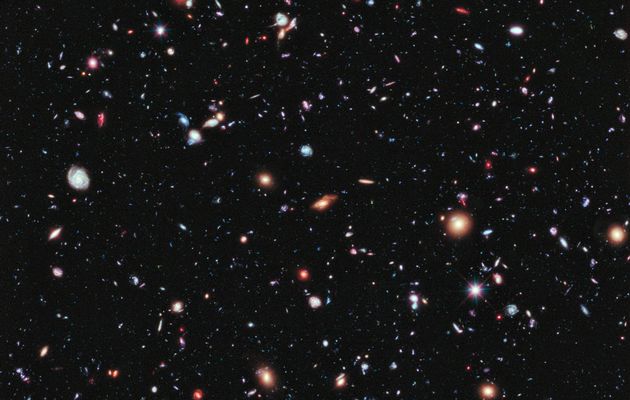 جهان از همه سو در حال انبساط است و هیچ نقطه‌ای را نمی‌توان به عنوان مرکز پیدایش آن متصور شد و به دنبال دورترین و قدیمی‌ترین کهکشان‌ها گشت. از این رو انتظار می‌رود که بتوان دورترین کهکشان‌ها را در همه جای آسمان یافت. امّا مشکل چیست؟