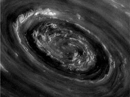 فضاپیمای کاسینی با استفاده از وضعیت مداری خاص خود به دور سیاره زحل (کیوان)، ابرهای درون گرداب دوار واقع در مرکز توفان شش‌ضلعی‌شکل قطب شمال این سیاره را به تصویر کشید.