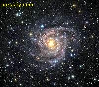 این کهکشان که از نظر اندازه با دیگر کهکشان های بزرگ مارپیچی درخشان یکسان است، حدود 7 میلیون سال نوری در جهت صورت فلکی زرافه قرار گرفته است.
