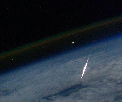 همیشه به شهابهایی نگاه میکنیم که در شبهای رصدی از دوردست های آسمان شب به سمت زمین در جو شیرجه میروند و میسوزند.ساکنان ایستگاه فضایی ISS نمایی بی نظیر از شهابهای برساووشی را از بالا ثبت کرده اند.