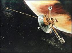 کاهش غیرمنتظره سرعت فضاپیماهای پایونیر ۱۰ و پایونیر ۱۱ که در دهه ۷۰ میلادی تشخیص داده شده بود و به «نابهنجاری پایونیر» معروف شد، احتمالاً حاصل تأثیرات ناچیز، اما محسوس موج گرمای گسیلی از خود فضاپیماها بوده که به عقب هل‌شان می‌داده است.