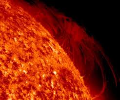 یک توده عظیم و چرخان متشکل از پلاسمای فوق داغ هفته گذشته سطح خورشید را به مدت 40 ساعت در خود پیچید.
