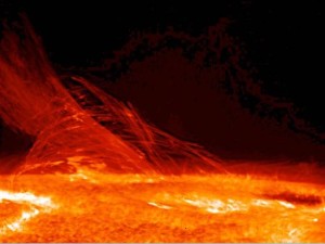 بهتر است در ابتدا ببینیم منظور از «سطح» در یک کره­‌ی گازی (ستاره) چیست؟ خورشید کره­‌ای متشکل از گاز، و اگر دقیق­‌تر بگوییم متشکل از پلاسما است.
