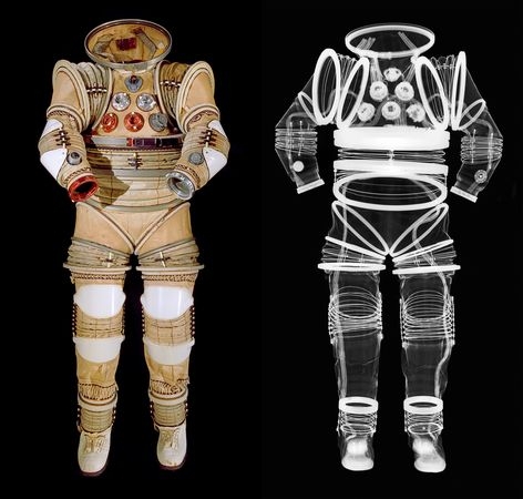 موزه ملی هوافضای اسمیت‌سونیان مجموعه‌ای از عکس‌های پرتو ایکس لباس‌های فضایی را به نمایش گذاشته که تصویر کامل‌تری از پوشش فضانوردان را در زمان فعالیت فضایی نشان می‌دهد.
