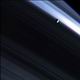 فضاپيمای اکتشافی کاسينی تصويری حيرت انگيز از يکی از اقمار کوچک زحل در حالی که در برابر اين سياره و حلقه های آن معلق است تهيه کرده است.