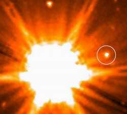 دانشمندان سازمان فضایی ناسا به تازگی با استفاده از تلسکوپ فضایی اسپیتزر ستاره کوتوله قهوه ای را در صورت فلکی حوت یافته اند که همانند یک سیاره به دور ستاره مادر در گردش است.این نخستین منظومه ستاره ای است که در آن ستاره ای به دور ستاره دیگر می گردد.