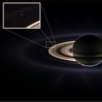 در آخرین تصاویر ارسالی فضاپیمای کاسینی ،زمین همچون نقطه آبی کم رنگ در میان حلقه های زحل نمایان گردید. پس از فضاپیمای ویجر 1 این دومین تصویری است که در دور دست های منظومه شمسی از زمین گرفته شده است.