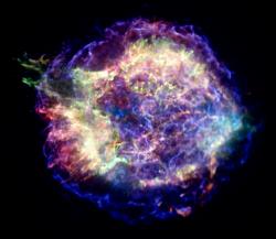 در تصویر جدیدی که تلسکوپ فضائی چاندرا از انفجار ستاره ذات الکرسی - A تهیه کرده به راحتی می توان ستاره مرکزی درون سحابی را مشاهده کرد...