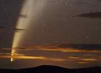 وداع با یکی از پرنورترین دنباله دارهای چند دهه گذشته. دنباله دار مک نات با خارج شدن از آسمان نیمکره شمالی و نمایش زیبایش در نیمکره جنوبی آسمان به تدریج در حال کم نور و محو شدن از آسمان است.