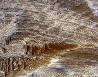 به گفته ی Chris Okubo  زمین شناس دانشگاه آریزونا جزییات تصویر نشانگر دگرگونی های مواد معدنی است که به خاطر جاری بودن نوعی سیال در طول سالیان ایجاد شده است و می تواند دلیل مناسبی برای جاری بودن نوع خاصی از سیال مایع و یا گاز در کانال های زیرزمینی مریخ