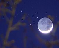 شامگاه 5 شنبه 30 فروردين ماه برخي ستارگان پروين پشت ماه شنهان شدند.