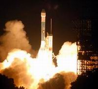 موشک دلتا II با موفقیت مریخ نشین فونیکس را با یک روز تاخیر به سوی مقصدش پرتاب کرد.