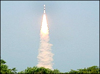در جریان بازدید رئیس جمهور از تاسیسات پرتاب و هدایت ماهواره در سمنان , نخستین شبه ماهواره ساخت داخل و یک موشک کاوشگر به فضا پرتاب شد.
