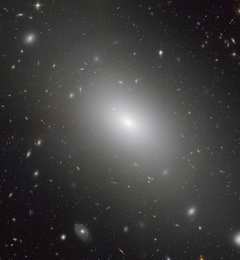 تصاویر جدید تلسکوپ فضایی هابل از کهکشان بیضوی NGC1132 نشان می دهد این کهکشان یک فسیل کیهانی است. این کهکشان که حاصل برخورد چند کهکشان است پس از برخورد به صورت یک کهکشان بیضی کرکی درخشان می درخشد و نسبت به کهکشان های معمولی بیضی گون به مراتب درخشان تر