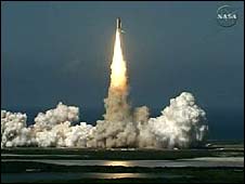 شاتل دیسکاوری مرکز فضایی کندی در ایالت فلوریدا را برای یک ماموریت ۱۴ روزه در ایستگاه بین المللی فضایی (ISS) ترک کرد.