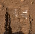 تصاویر جدید فينیکس آشکار کرد که لایه درخشان دیده شده در زیر بستر مریخ ، یخ است ، نه نمک .