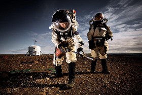 با اعمال تغییرات کلیدی از جمله توسعه همکاری‌های بین‌المللی و مشارکت فعال بخش خصوصی، سفر سرنشین‌دار به مریخ تا دهه 2030 میلادی محقق خواهد شد.