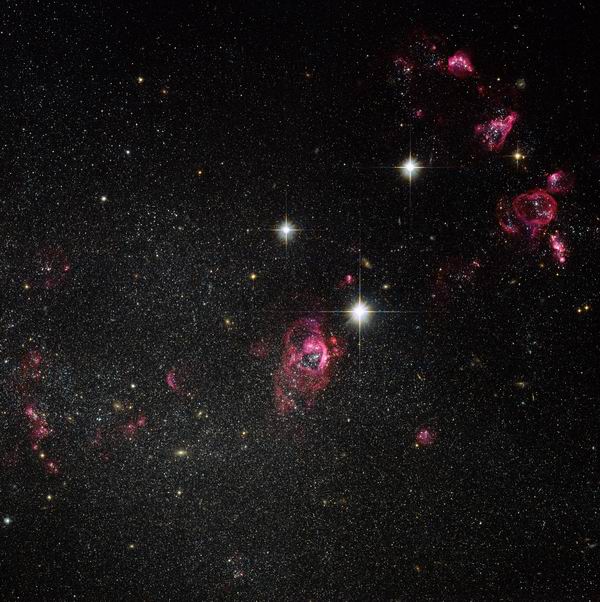 تصاویر معروف هابل از کهکشان ها به طور معمول کهکشان‌های مارپیچی ظریف یا بیضی با لبه‌های خمیده را نشان می دهد. این شواهد نشانه وجود کهکشانهای بزرگ هستند.