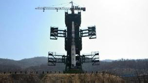 کره شمالی موشک 'ماهواره بر' خود را پرتاب کرد.
این موشک اما لحظاتی پس از پرتاب منفجر شد و موفق نشد وارد مدار زمین شود.