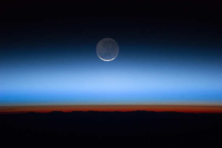 این عکس که در تاریخ۳۱جولای۲۰۱۱توسط فضانوردان آی اس اس گرفته شده است،درواقع از لایه تروپوسفر تا ماگنتوسفر را نشان می دهد هرچند دانشمندان مرزی برای لایه آخر قائل نیستند.
