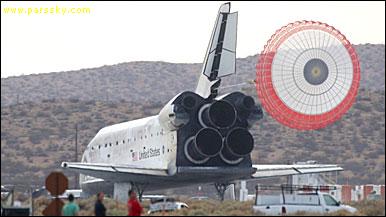 سفینه رفت و برگشت دیسکاوری پس از سفر به ایستگاه بین المللی فضایی در پایگاه هوایی ادواردز در کالیفرنیا به زمین نشسته است.