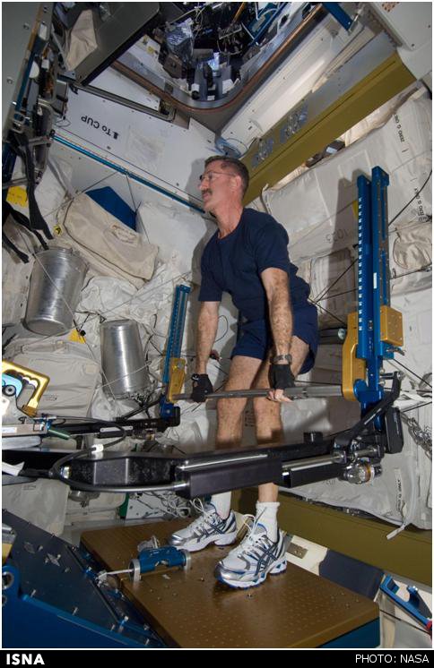 فضانوردان مستقر در ایستگاه فضایی بین المللی (ISS) برای حفظ تناسب اندام و جلوگیری از ضعف استخوان و توده عضلانی نیازمند انجام تمرینات مستمر ورزشی در فضا هستند، اما فضانوردان چگونه می توانند در شرایط بی‌وزنی ورزش کنند؟