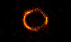 منجمان با کمک همگرایی گرانشی و با استفاده از تصاویری با تفکیک‌پذیری بالای آرایه میلی‌متری/زیرمیلی‌متری تلسکوپ بسیار بزرگ (VLT) آتاکاما، ساختار حلقه‌مانندی را در فضا رصد کرده‌اند که پیش‌بینی اینشتین را به نمایش می‌گذارد.