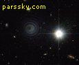 این مارپیچ کیهانی زیبا شکل‌گیری یک سحابی استثنائی را توسط ستاره خورشیدمانند LL فرس اعظم دورتادور ستاره همدمش نشان می‌دهد. مطابق محاسبات ستاره‌شناسان خلق هر مارپیچ 800 سال به طول انجامیده است.