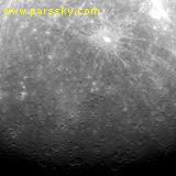 ساعت 13:50 نهم فروردین به وقت ایران، فضاپیمای مسنجر نخستین تصویر خود را از سیاره عطارد درحالی‌که در مدار نزدیک این سیاره قرار گرفته بود، ثبت کرد و منظره‌ای آشنا شبیه به سطح ماه را به نمایش گذاشت.