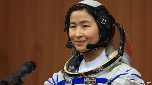سرگرد نیروی هوایی «لیو ینگ» می‌رود که اولین فضانورد زن در تاریخ چین باشد. وی قرار است روز شنبه به وسیله موشک «شنژو ۹» راهی فضا شود.