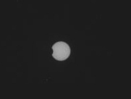 مریخ‌نورد کیوریاسیتی موفق شد اولین خورشیدگرفتگی خود را رصد و دنباله‌ای زیبا از عبور فوبوس یکی از قمر های مریخ ار مقابل خورشید را ثبت کند. بر خلاف زمین، خورشیدگرفتگی در مریخ پدیده شایعی است!