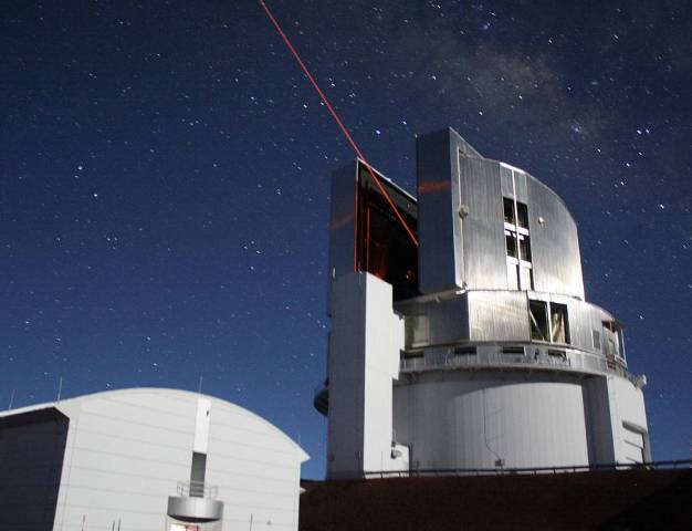 تلسکوپ سوبارو (Subru) به فن‌آوری جدیدی که راوِن (Raven) نامیده می‌شود، مجهز شده است. سیستم اپتیکی تطبیقی چندمنظوره (MOAO) که اخترشناسان را قادر می‌سازد تا آشفتگی‌های جوّی حول میدان دیدشان را اصلاح کنند.