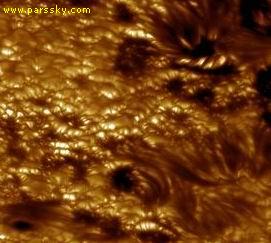 این تصویر ، منطقه ای بسیار فعال در خورشید را نشان می دهد که در ماه جولای سال 2002 به وسیله یک تلسکوپ خورشیدی 1متری سوئدی ثبت شده است.