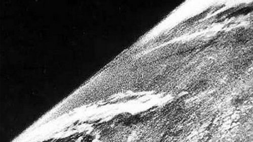 این تصویر کم کیفیت  در ۲۴ اکتبر ۱۹۴۶ گرفته شده است. یعنی ۱۴ ماه پس از جنگ جهانی دوم و تقریبا ۱۱ سال قبل از پرتاب اسپیوتنیک ، اولین ماهواره جهان به فضا توسط روسیه. این عکس توسط مهندسان و دانشمندان ارتش آمریکا و با استفاده از یک راکت متعلق به نازی های