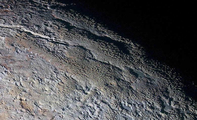 تنها چند هفته پس از اعلام وجود یک اقیانوس زیر سطحی در انسلادوس، اکنون ناسا برای نخستین بار تصاویری از مناظر متمایز این قمر زحل منتشر کرده است.