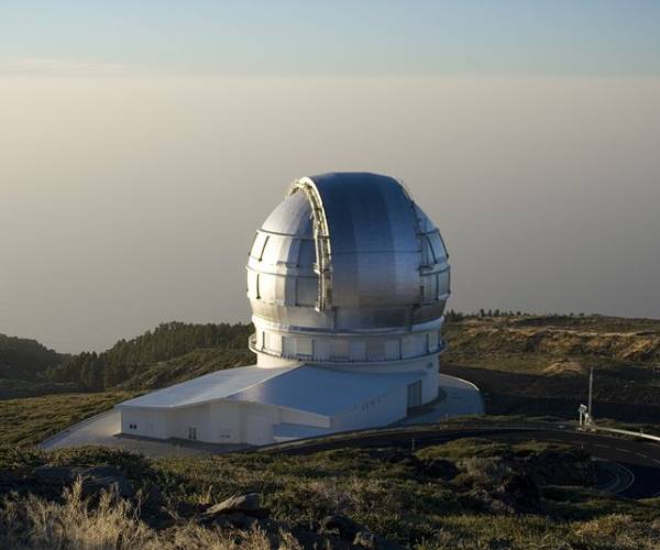 ساخت تلسکوپ بزرگ قناری (GCT)، که بر فراز قلّه‌ای در لاپالما در جزایر قناری قرار دارد، حدود ۱۸۰ میلیون دلار هزینه داشته است. این تلسکوپ، با قطر دهانه‌ی ۱۰٫۴ متر، لقب بزرگ‌ترین تلسکوپ جهان را دارد.

