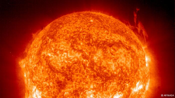 ناسا می‌گوید، چرخه ۲۴ خورشیدی برخلاف انتظار هنوز به اوج نرسیده است. ناسا اعلام کرده که فعالیت‌های خورشیدی مسیر ارزیابی‌ها را طی نکرده و هشدار می‌دهد، ممکن است اتفاقی نامنتظر در خورشید در شرف وقوع باشد.
