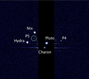 به دنبال کشف پنجمین قمر منظومه پلوتو، این سیاره کوتوله یک بار دیگر در دهه اخیر خبرساز شد. نخستین بار شش سال پیش بود که اخراج این سیاره از فهرست سیارات منظومه شمسی، آن را در صدر عناوین خبری قرار داد.
