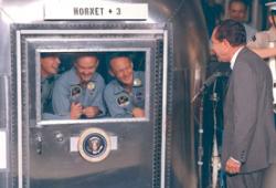 آمی شیرا تیل - در روز بیست و یکم جولای ۱۹۶۹، نیل آرمسترانگ (Neil Armstrong) و باز آلدرین (Buzz Aldrin)، دو فضانورد مأموریت آپولو ۱۱، از سطح ماه برخاستند و به مایکل کالینز (Michael Collins)، که در مدار ماه مستقر شده بود پیوستند تا همگی رهسپار زمین شون