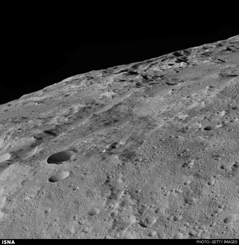 فضاپیمای داون ناسا سرانجام به نزدیکترین مدار خود از سرس رسید و در فاصله‌ 386 کیلومتری آن به ثبت تصاویری پرداخت که سطح سیاره کوتوله را با وضوح بالا نمایش می‌دهند.
