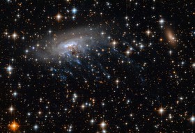تصویر جدید هابل، کهکشان مارپیچی ESO 137-001 را به نمایش می‌گذارد که هنگام حرکت از مرکز یک خوشه‌کهکشان، دل و روده‌اش بیرون می‌ریزد.